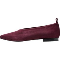 Copenhagen Baleriny bordeaux. Czerwone baleriny damskie marki Copenhagen, bez wzorów, ze skóry, klasyczne, bez obcasa. Za 509,00 zł.