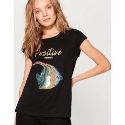Bawełniana koszulka z aplikacją - Czarny. Czarne t-shirty damskie Mohito, l, z aplikacjami, z bawełny. Za 59,99 zł.
