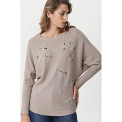 Khaki Sweter Ravenswood. Brązowe swetry damskie Born2be, xl, z nadrukiem, z długim rękawem, długie, bez kaptura. Za 89,99 zł.