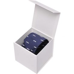 KRAWAT MĘSKI KLASYCZNY ZE WZOREM. Niebieskie krawaty męskie marki Top Secret, na spotkanie biznesowe, eleganckie. W wyprzedaży za 29,99 zł.
