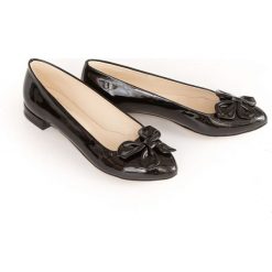 Lakierowane balerinki z kokardą - skóra naturalna - model 048 - kolor czarny lakier. Czarne baleriny damskie Zapato, bez wzorów, ze skóry, bez obcasa. Za 299,00 zł.