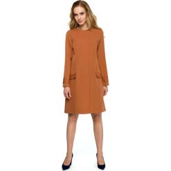 Ruda Wizytowa Trapezowa Sukienka z Plisą i Ozdobnymi Patkami. Czerwone sukienki damskie Molly.pl, na co dzień, s, bez wzorów, eleganckie, z klasycznym kołnierzykiem, bez rękawów, dopasowane. Za 129,90 zł.