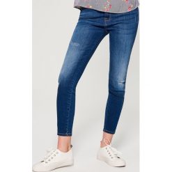 Jeansy skinny high waist - Granatowy. Niebieskie jeansy damskie Mohito, z podwyższonym stanem. Za 99,99 zł.