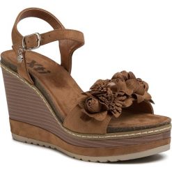 Sandały XTI - 49715 Camel. Pomarańczowe klapki damskie Xti, z aplikacjami, z tworzywa sztucznego, bez obcasa, na obcasie. Za 209,00 zł.