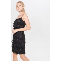 Dopasowana sukienka z frędzlami - Czarny. Czarne sukienki damskie Mohito, bez wzorów, bez kołnierzyka, bez rękawów, dopasowane. W wyprzedaży za 129,99 zł.