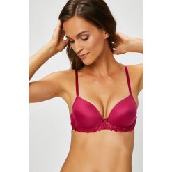 Triumph - Biustonosz Sexy Angel Spotlight. Czerwone biustonosze z fiszbinami marki Triumph, z haftami, z elastanu. W wyprzedaży za 119,90 zł.