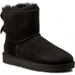 Buty UGG - W Mini Bailey Bow II 1016501 W/Blk. Czarne kozaki damskie Ugg, na zimę, ze skóry, na niskim obcasie, bez zapięcia. W wyprzedaży za 759,00 zł.