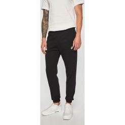 Nike Sportswear - Spodnie. Czarne spodnie męskie Nike Sportswear, m, bez wzorów, z bawełny. W wyprzedaży za 139,90 zł.