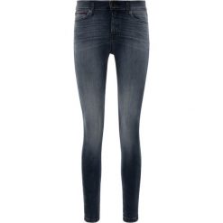 Jeansy Slim Fit Tommy Jeans DW0DW07054. Niebieskie jeansy damskie Tommy Jeans. W wyprzedaży za 219,00 zł.