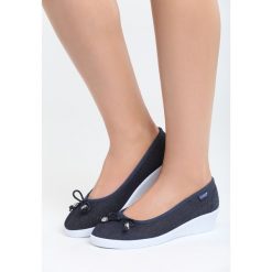 Niebieskie Koturny Black Field. Czarne buty ślubne damskie marki Born2be, z denimu, na koturnie. Za 39,99 zł.