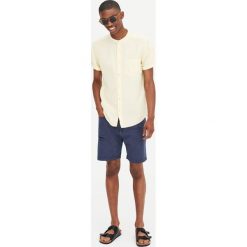 Lniana koszula z krótkim rękawem. Żółte koszule męskie Pull&Bear, m, bez wzorów, bez kołnierzyka, z krótkim rękawem. Za 62,90 zł.