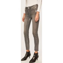 Silvian Heach - Jeansy Kim. Szare jeansy damskie Silvian Heach, s, z aplikacjami, z elastanu, z standardowym stanem. W wyprzedaży za 399,90 zł.