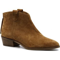 Damskie welurowe koniakowe botki z zamkiem na pięcie 28K. Pomarańczowe botki damskie Neścior, ze skóry, eleganckie, bez obcasa, bez zapięcia. W wyprzedaży za 259,00 zł.