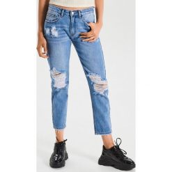 Jeansy boyfriend z przetarciami - Niebieski. Niebieskie jeansy damskie Cropp. Za 119,99 zł.