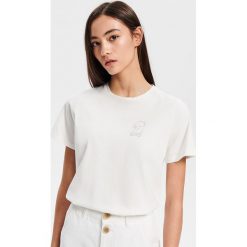 T-shirt z haftem - Kremowy. Białe t-shirty damskie Reserved, s, z haftami, bez kołnierzyka. Za 59,99 zł.