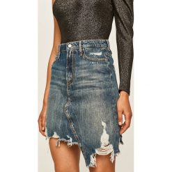 Guess Jeans - Spódnica jeansowa. Niebieskie spódniczki damskie Guess Jeans, na co dzień, z aplikacjami, z bawełny, casualowe, z podwyższonym stanem, mini, rozkloszowane. Za 459,90 zł.