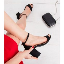 Sandałki damskie Laura Mode QL-81 Czarne. Czarne sandały damskie LAURA MODE, bez wzorów, z tworzywa sztucznego, klasyczne, bez obcasa, na obcasie, bez zapięcia. Za 99,00 zł.