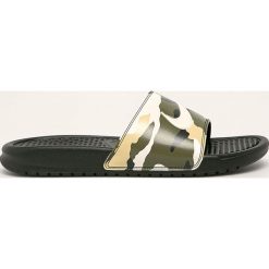 Nike Sportswear - Klapki Benassi. Zielone kapcie męskie Nike Sportswear, z materiału. W wyprzedaży za 99,90 zł.