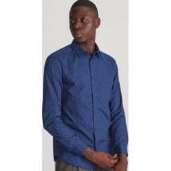 Koszula slim fit z mikroprintem - Granatowy. Niebieskie koszule męskie Reserved, s, bez wzorów, bez kołnierzyka, bez rękawów. Za 79,99 zł.