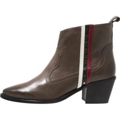 Donna Carolina Ankle boot texas grifone. Szare botki damskie skórzane marki Donna Carolina. Za 799,00 zł.