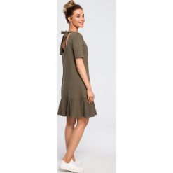 Sukienka z dekoltem na plecach khaki - xl. Brązowe sukienki damskie e-margeritka.pl, na co dzień, na wiosnę, s, bez wzorów, z bawełny, sportowe, z dekoltem na plecach, z krótkim rękawem, krótkie, mini, proste. Za 144,99 zł.