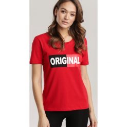 Czerwony T-shirt Leucedice. Czerwone bluzki damskie Renee, s, z nadrukiem, z jeansu, z okrągłym kołnierzem, z krótkim rękawem. Za 49,99 zł.