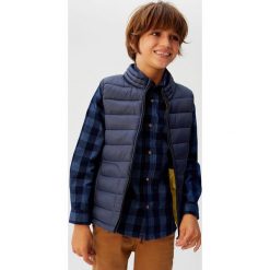 Mango Kids - Bezrękawnik dziecięcy (110 - 164) Alvaro. Niebieskie kurtki chłopięce Mango Kids, bez wzorów, z poliesteru, bez kaptura. Za 79,90 zł.