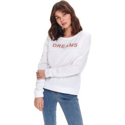 Bluza damska nierozpinana z napisem. Białe bluzy damskie Top Secret, na wiosnę, z napisami, bez rękawów, długie, bez kaptura. W wyprzedaży za 39,99 zł.