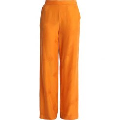 Gestuz AMI PANTS Spodnie materiałowe desert sun. Pomarańczowe spodnie damskie marki Gestuz, bez wzorów, z lyocellu. W wyprzedaży za 367,95 zł.