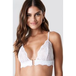 NA-KD Lingerie Biustonosz z metalową sprzączką - White. Białe biustonosze bardotka NA-KD Lingerie, z haftami. Za 80,95 zł.