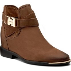 Botki CARINII - B3945 793-000-000-B98. Brązowe botki damskie na obcasie Carinii, z materiału. W wyprzedaży za 269,00 zł.
