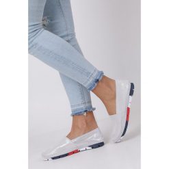 Srebrne półbuty skórzane slip on na kolorowej podeszwie Jezzi 9PB32-1075. Szare półbuty damskie Jezzi, bez wzorów, bez obcasa, bez zapięcia. Za 129,99 zł.