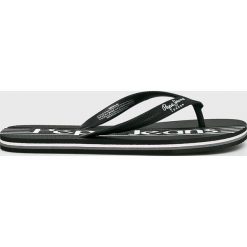 Pepe Jeans - Japonki Swimming Durham. Czarne kapcie męskie Pepe Jeans, z jeansu, bez zapięcia. W wyprzedaży za 79,90 zł.