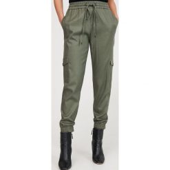 Spodnie jogger z Tencelu™ i bawełny - Khaki. Brązowe spodnie damskie Reserved, z bawełny. W wyprzedaży za 79,99 zł.
