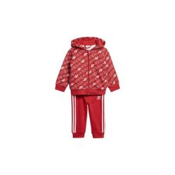 Zestawy dresowe adidas Dres z bluzą z kapturem Trefoil Monogram. Czerwone bluzy chłopięce marki Adidas, z dresówki, z kapturem. Za 229,00 zł.