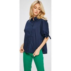 Answear - Koszula Stripes Vibes. Niebieskie bluzki damskie marki ANSWEAR, s, bez wzorów, z bawełny, klasyczne, z klasycznym kołnierzykiem, z krótkim rękawem. W wyprzedaży za 79,90 zł.