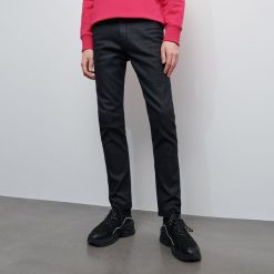 Spodnie slim fit - Czarny. Czarne spodnie męskie Reserved, m, bez wzorów. Za 129,99 zł.