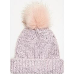 Czapka z pomponem - Fioletowy. Fioletowe czapki damskie Cropp. W wyprzedaży za 15,99 zł.