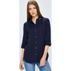 Guess Jeans - Koszula. Białe bluzki damskie marki Guess Jeans, s, z aplikacjami, z wiskozy, klasyczne, z klasycznym kołnierzykiem, z długim rękawem. W wyprzedaży za 449,90 zł.