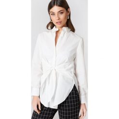 NA-KD Classic Długa koszula z wiązaniem w talii - White. Białe koszule wiązane damskie marki NA-KD Classic, z bawełny, eleganckie, z długim rękawem. Za 100,95 zł.