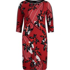 Sukienka w kolorze czerwonym. Czerwone sukienki damskie Betty & Co, bez wzorów, z okrągłym kołnierzem, bez rękawów, mini. W wyprzedaży za 153,95 zł.