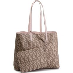 Torebka DKNY - R83A7756 Chino Logo-Ico Bls QIB. Różowe torebki klasyczne damskie DKNY, bez wzorów, ze skóry ekologicznej, klasyczne, na ramię, bez dodatków. W wyprzedaży za 449,00 zł.