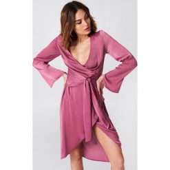 NA-KD Party Sukienka kopertowa z wiązaniem z przodu - Pink. Różowe sukienki damskie marki NA-KD Party, na imprezę, bez wzorów, z tkaniny, bez kołnierzyka, bez rękawów, kopertowe. W wyprzedaży za 60,97 zł.