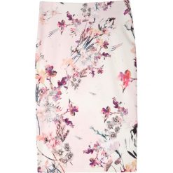 Spódnica ołówkowa w kwiaty. Różowe spódniczki damskie Top Secret, na zimę, w kwiaty, z dzianiny, eleganckie, ołówkowe. W wyprzedaży za 49,99 zł.