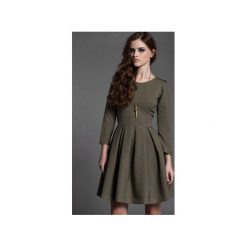 Sukienka Latte Khaki. Zielone sukienki damskie marki Kozacki Mops, na co dzień, xs, moro, biznesowe, bez kołnierzyka, bez rękawów, rozkloszowane. Za 259,00 zł.