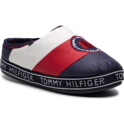 Kapcie TOMMY HILFIGER - Downslipper Patch FW0FW04182 Rwb 020. Niebieskie klapki damskie TOMMY HILFIGER, bez wzorów, z tworzywa sztucznego, bez obcasa. W wyprzedaży za 139,00 zł.