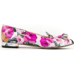 Kwiatowe balerinki w szpic - skóra naturalna - model 045 - kolor różowe kwiaty. Różowe baleriny damskie Zapato, w kwiaty, z jeansu, klasyczne, bez obcasa, na obcasie. W wyprzedaży za 216,30 zł.
