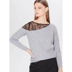 Sweter z koronkowym dekoltem - Jasny szary. Szare swetry damskie Mohito, s, bez wzorów, z koronki, bez rękawów, bez kaptura. W wyprzedaży za 59,99 zł.