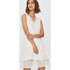 Answear Lab - Sukienka. Białe sukienki damskie Answear Lab, na co dzień, s, bez wzorów, z bawełny, casualowe, bez kołnierzyka, bez rękawów, mini, rozkloszowane. Za 179,90 zł.