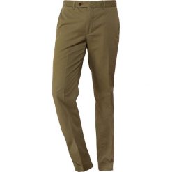 Hackett London KENSINGTON Spodnie materiałowe khaki. Brązowe spodnie męskie marki Hackett London, m, bez wzorów, z elastanu. Za 589,00 zł.